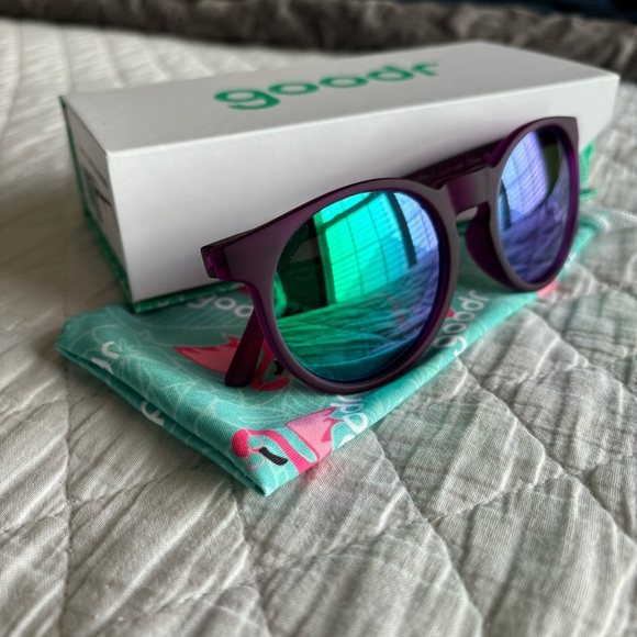 Goodr Thanks, They’re Vintage Sunglasses - Picture 3 of 3